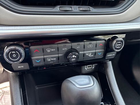 Used 2025 Jeep Compass Limited image 29