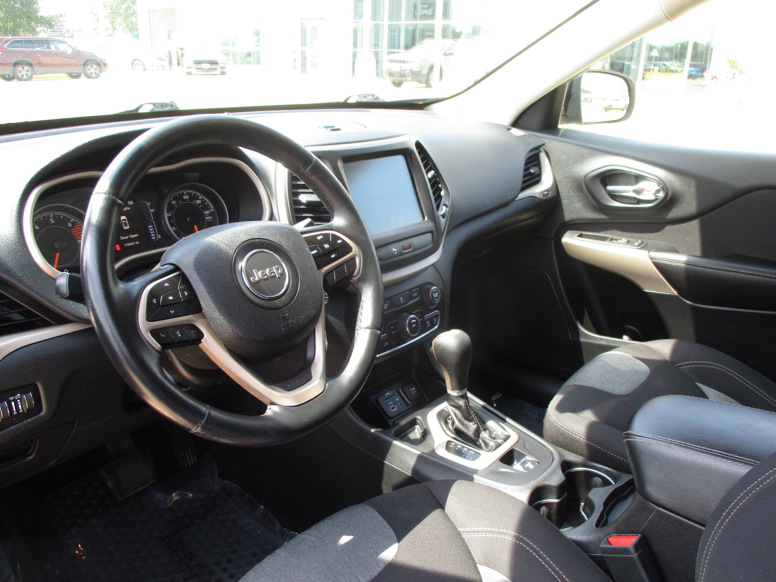 Used 2018 Jeep Cherokee Latitude FWD image 11