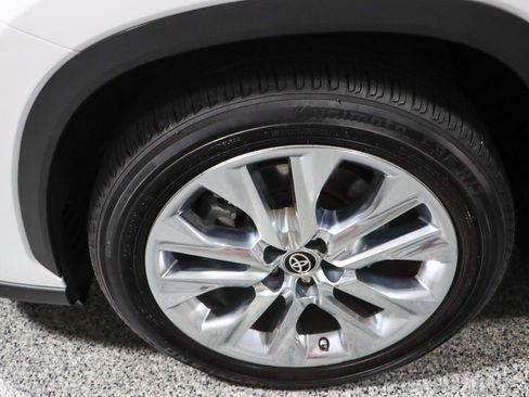 Used 2023 Toyota Highlander Limited image 11