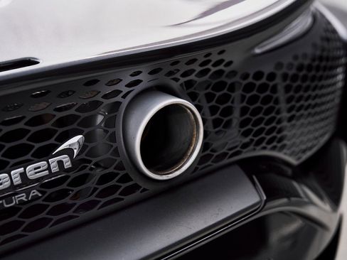 Used 2023 McLaren Artura image 13