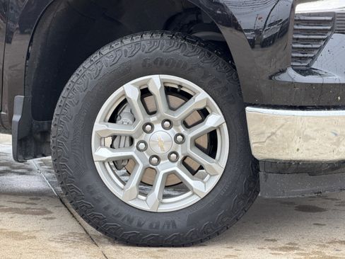 Used 2024 Chevrolet Silverado 1500 LT w/ Z71 Off-Road Package AWD/4WD image 3