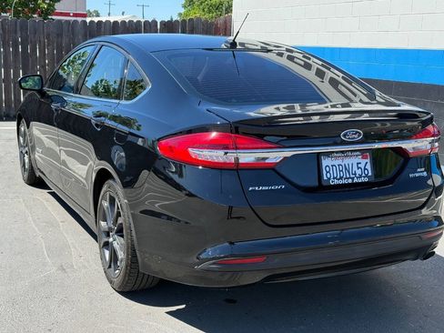 Used 2018 Ford Fusion SE w/ Equipment Group 601A FWD image 4