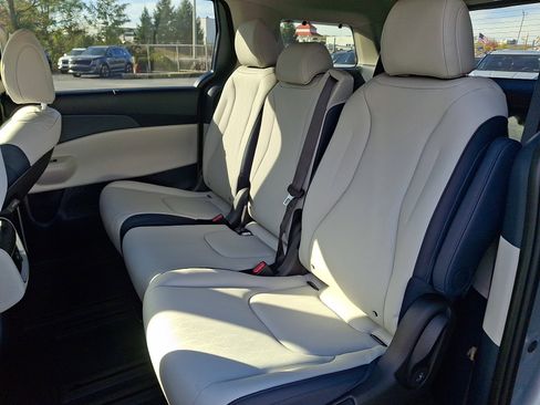 New 2026 Kia Carnival EX FWD image 11