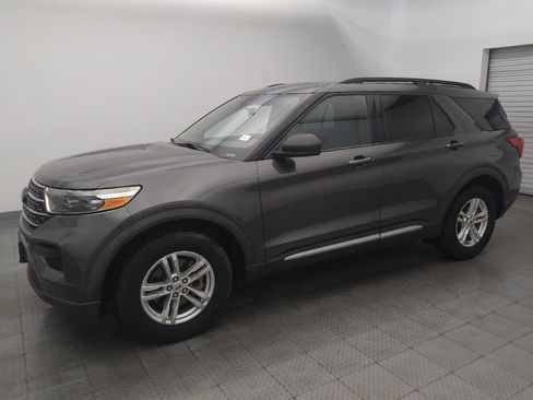 Used 2020 Ford Explorer XLT image 2