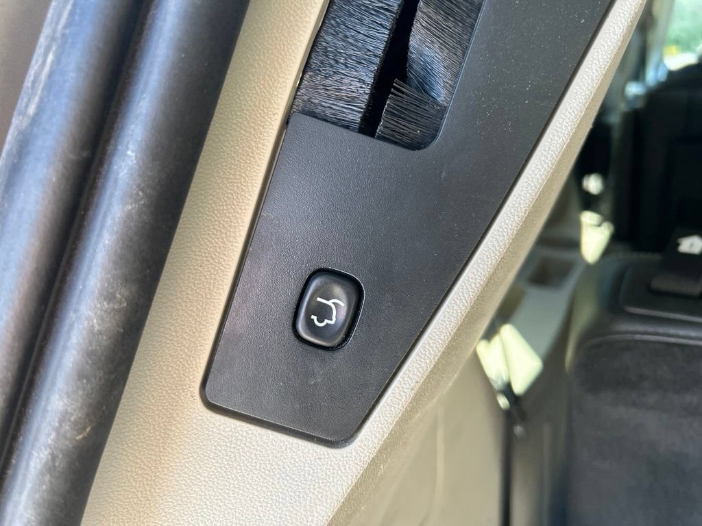 Used 2013 Chrysler Town & Country Touring FWD image 29