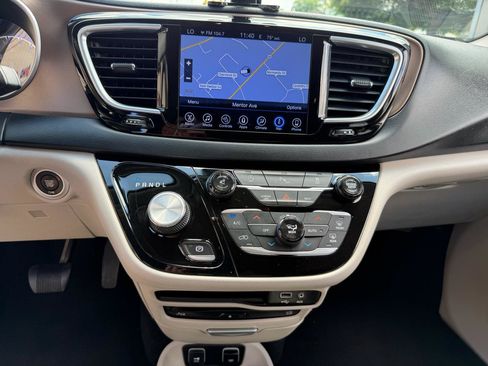 Used 2017 Chrysler Pacifica Touring-L Plus FWD image 25