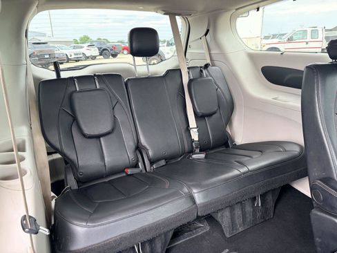 Used 2020 Chrysler Pacifica Touring-L FWD image 30