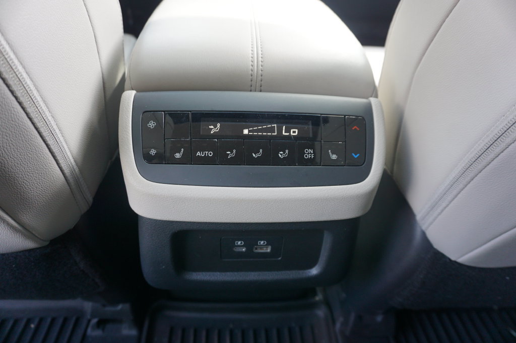 Used 2024 Nissan Pathfinder SL w/ SL Premium Package FWD image 16