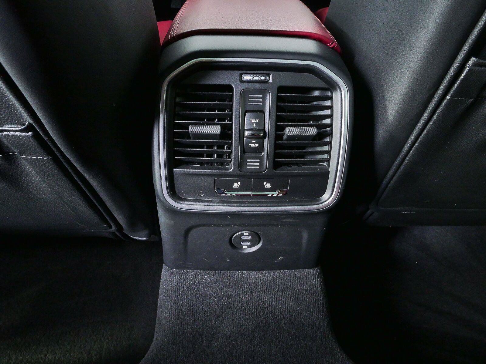 Certified 2026 Porsche Macan AWD/4WD image 19