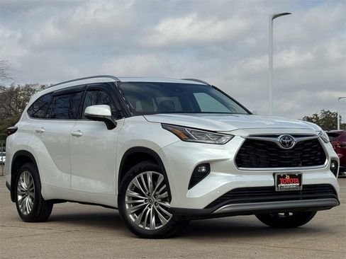 Used 2024 Toyota Highlander Platinum image 2