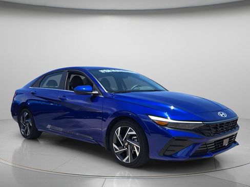 Used 2025 Hyundai Elantra SEL FWD image 9