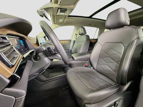 Used 2024 Volkswagen Atlas SE w/ Panoramic Sunroof Package FWD image 14