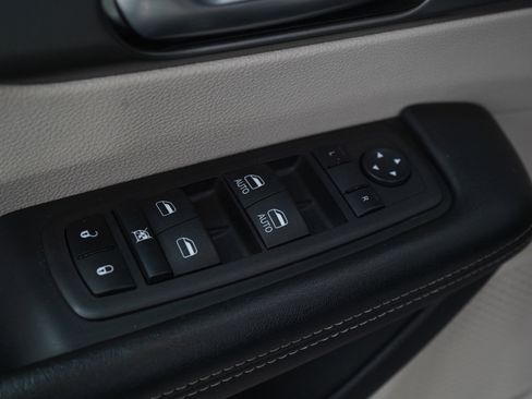 Used 2023 Chrysler Pacifica Touring-L FWD image 23