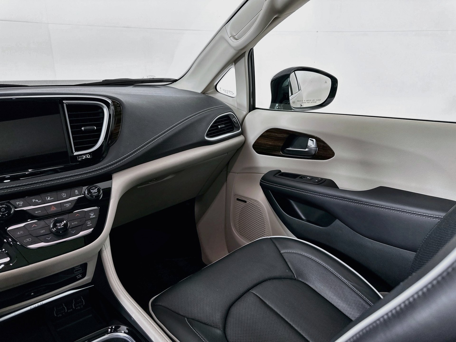 Used 2023 Chrysler Pacifica Limited w/ Uconnect Theater Family Group AWD/4WD image 24