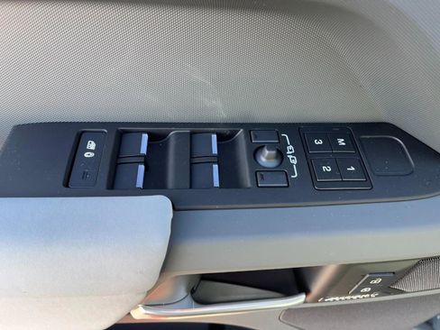 Certified 2025 Land Rover Defender 110 X-Dynamic SE image 30