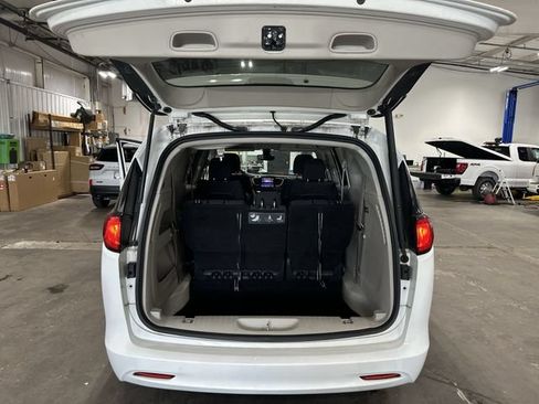 Used 2017 Chrysler Pacifica Touring FWD image 25