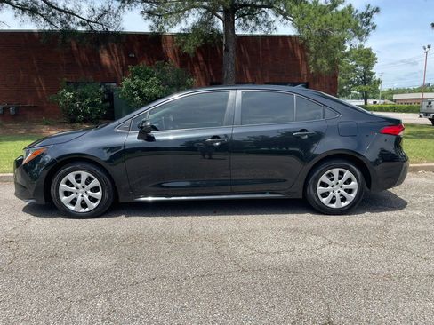 Used 2021 Toyota Corolla LE FWD image 2