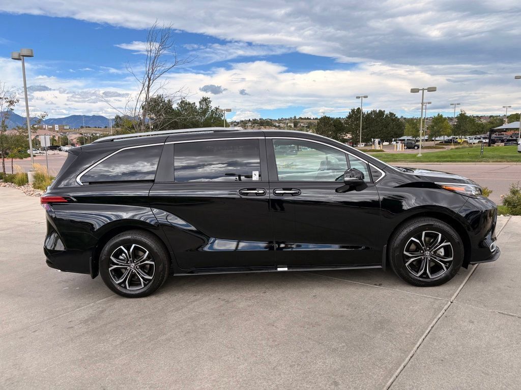 Used 2026 Toyota Sienna Platinum AWD/4WD image 9