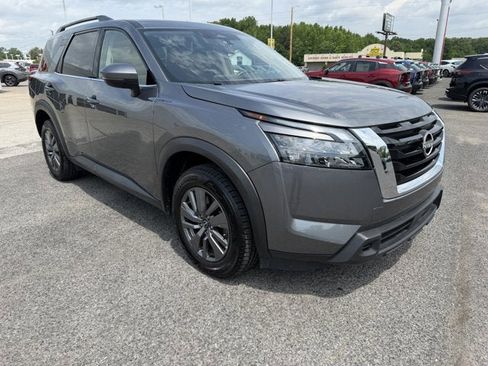 Used 2025 Nissan Pathfinder SV FWD image 3