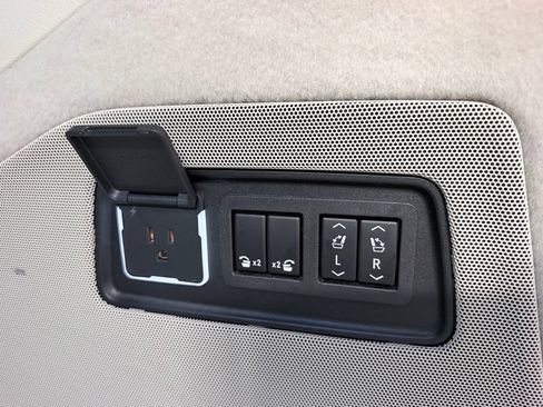Used 2023 Cadillac Escalade ESV Premium Luxury Platinum w/ LPO, Radiant Package AWD/4WD image 46