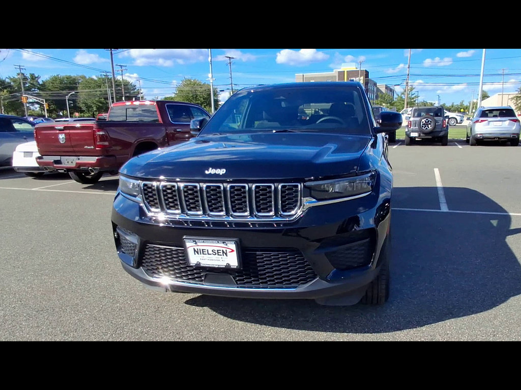 Used 2024 Jeep Grand Cherokee Laredo X AWD/4WD image 3