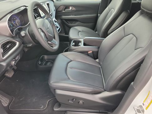 Used 2026 Chrysler Pacifica Select FWD image 4