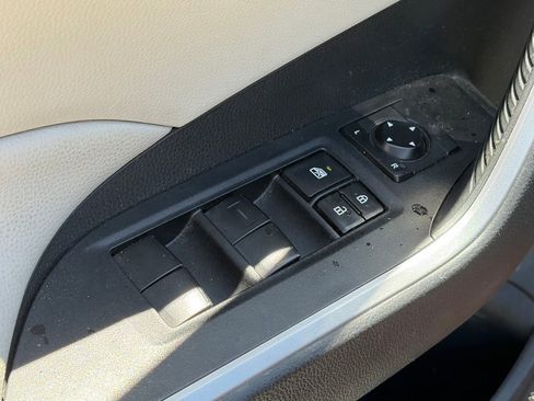 Used 2020 Toyota RAV4 XLE w/ Convenience Package FWD image 7
