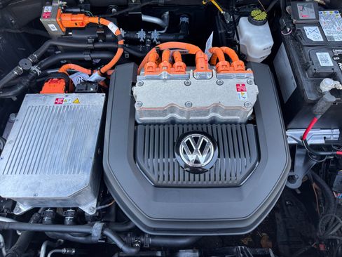 Used 2016 Volkswagen e-Golf SE w/ DC Fast Charging Package FWD image 20