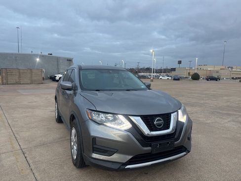 Used 2018 Nissan Rogue S image 2