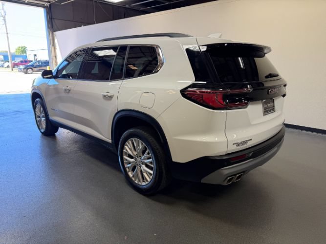 Used 2024 GMC Acadia Elevation w/ Luxury Package FWD image 2