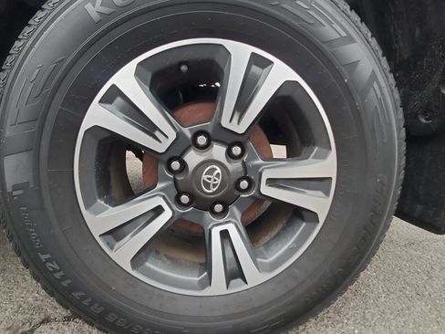 Used 2017 Toyota Tacoma TRD Sport w/ Exterior Package image 27