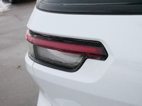 Used 2023 Jeep Grand Cherokee L Limited w/ Black Appearance Package image 17