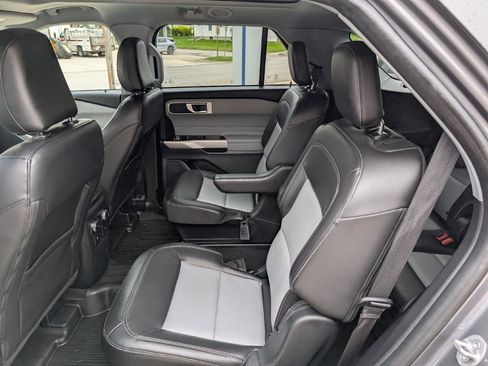 Used 2022 Ford Explorer XLT w/ Equipment Group 202A AWD/4WD image 13