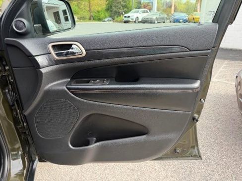 Used 2017 Jeep Grand Cherokee Laredo image 36