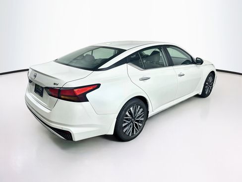 Used 2024 Nissan Altima 2.5 SV FWD image 9
