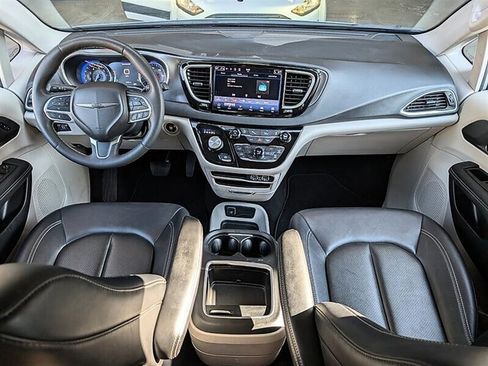 Used 2024 Chrysler Pacifica Touring-L FWD image 3