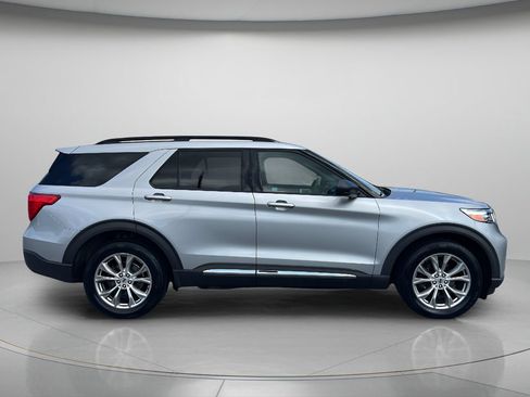 Used 2020 Ford Explorer XLT w/ Equipment Group 202A AWD/4WD image 8