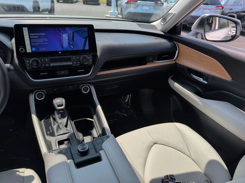 Certified 2025 Toyota Grand Highlander AWD image 14
