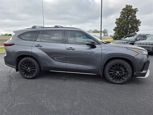 Used 2024 Toyota Highlander XSE image 3