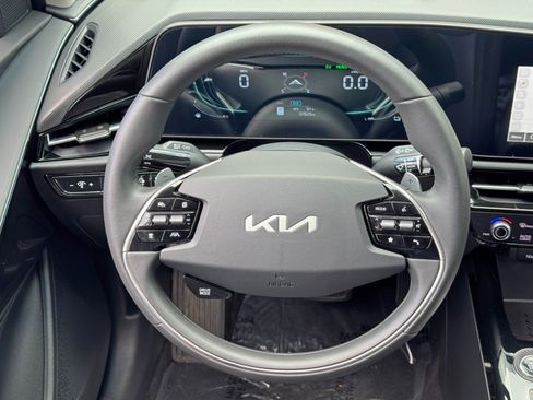 Used 2025 Kia Niro EX FWD image 18