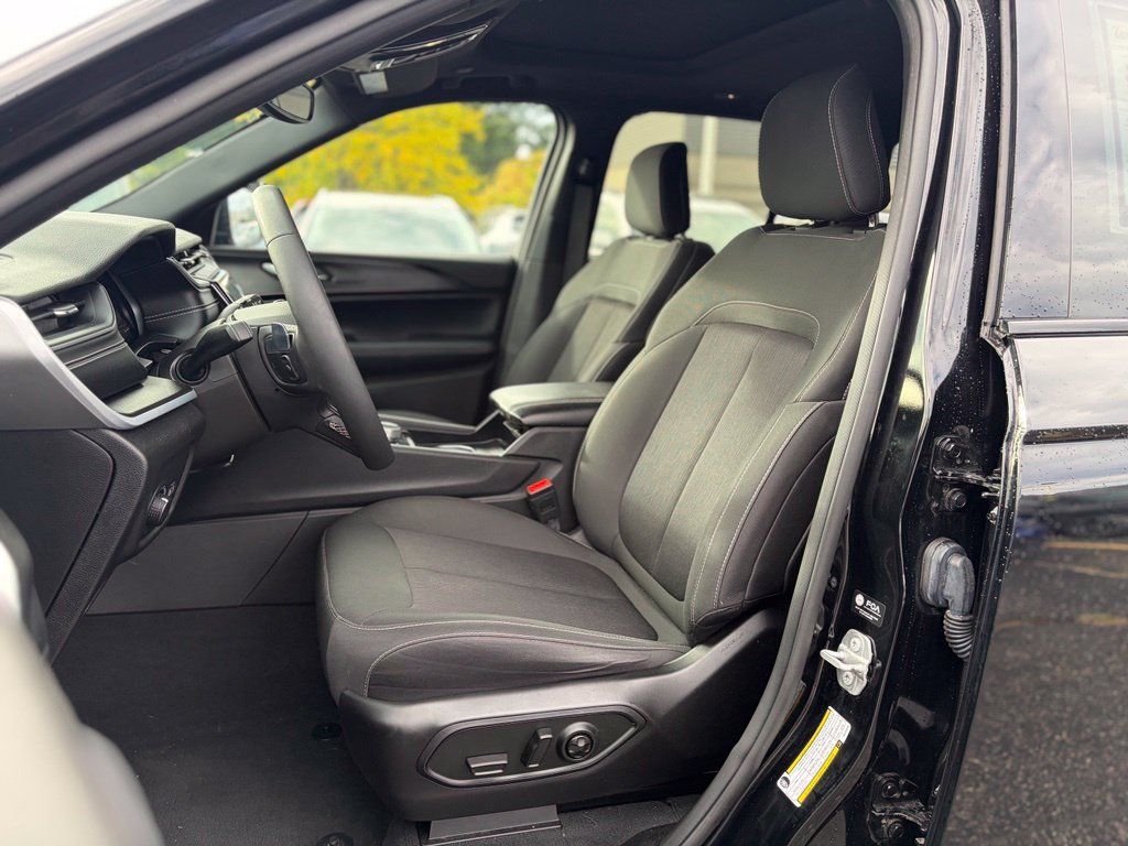 Used 2024 Jeep Grand Cherokee Laredo X AWD/4WD image 20