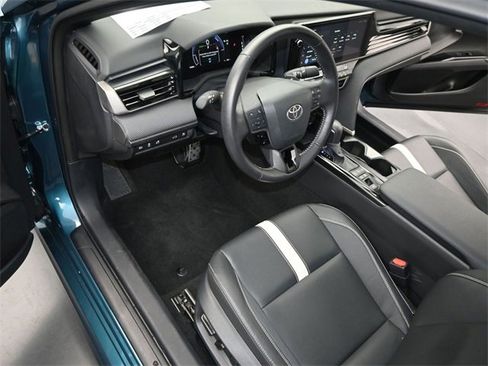 Used 2025 Toyota Camry SE image 5