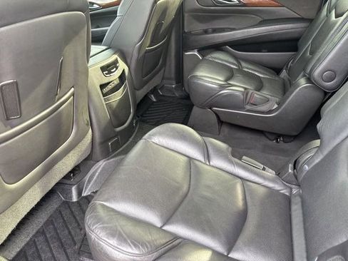 Used 2019 Cadillac Escalade ESV Luxury image 32