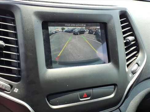 Used 2019 Jeep Cherokee Latitude w/ Popular Appearance Group FWD image 4