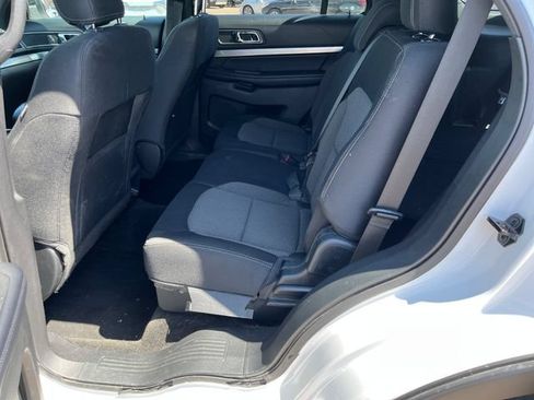 Used 2018 Ford Explorer XLT FWD image 3