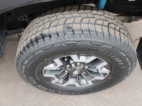 Used 2017 Toyota Tacoma TRD Sport image 8