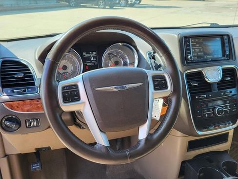 Used 2015 Chrysler Town & Country Touring w/ Driver Convenience Group image 4