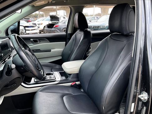 Used 2022 Kia Carnival LX image 7