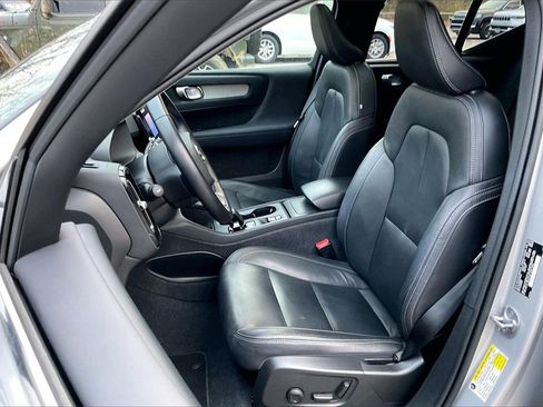 Used 2024 Volvo XC40 B5 Core image 25