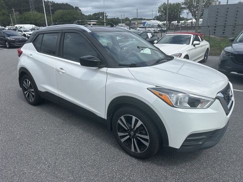Used 2020 Nissan Kicks SV FWD image 1